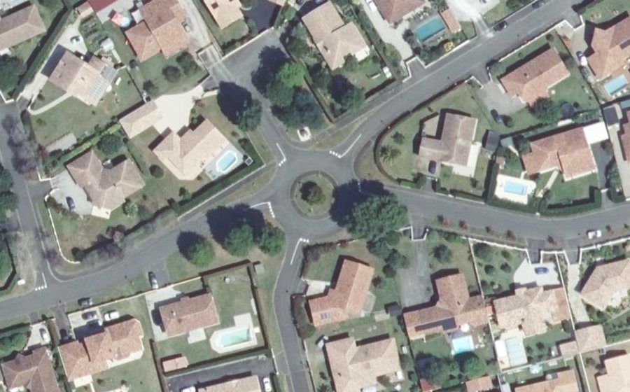 Vue aérienne du Rond-point anonyme n°147134875