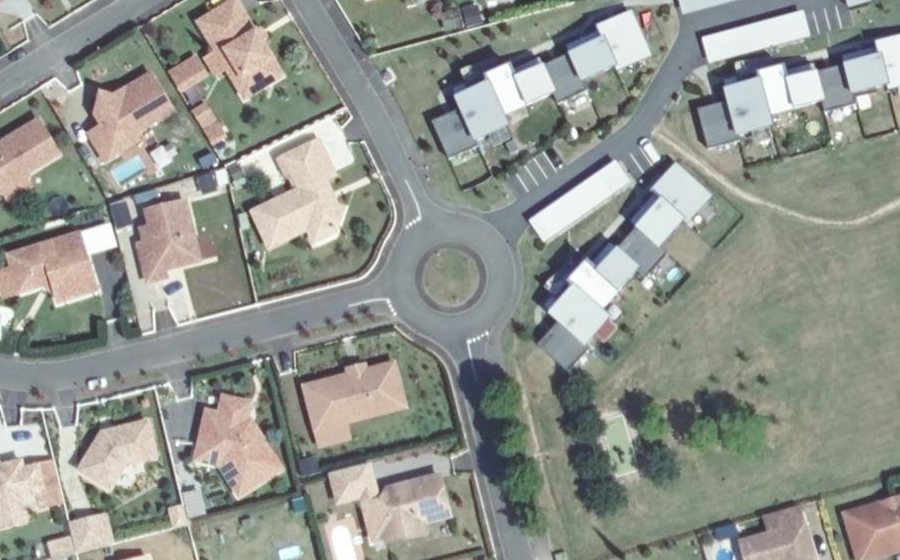 Vue aérienne du Rond-point anonyme n°147134876