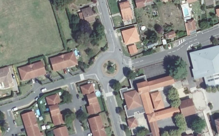 Vue aérienne du Rond-point anonyme n°147134877