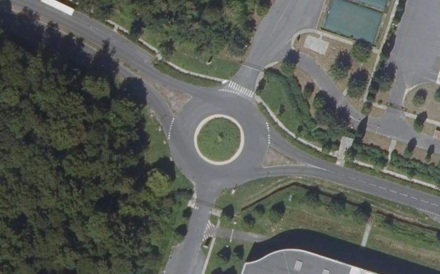 Vue aérienne du Rond-point anonyme n°147139914