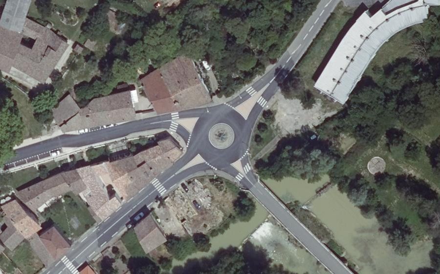 Vue aérienne du Rond-point anonyme n°147159760