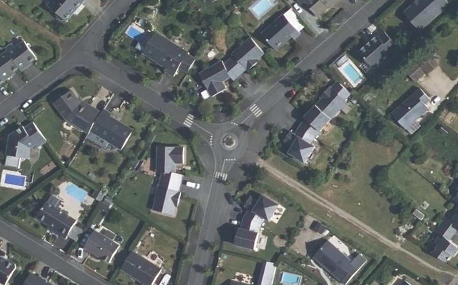 Vue aérienne du Rond-point anonyme n°147191449