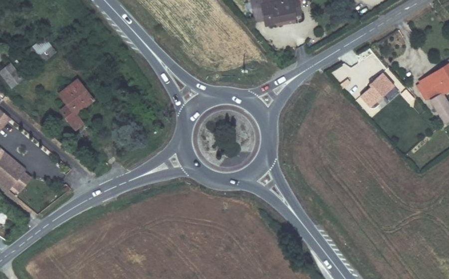Vue aérienne du Rond-point anonyme n°147194898