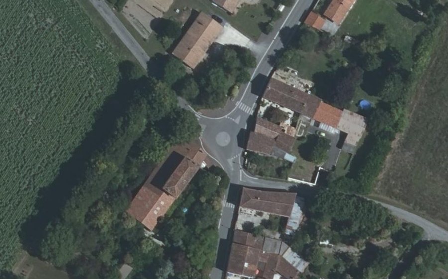 Vue aérienne du Rond-point anonyme n°1472187320