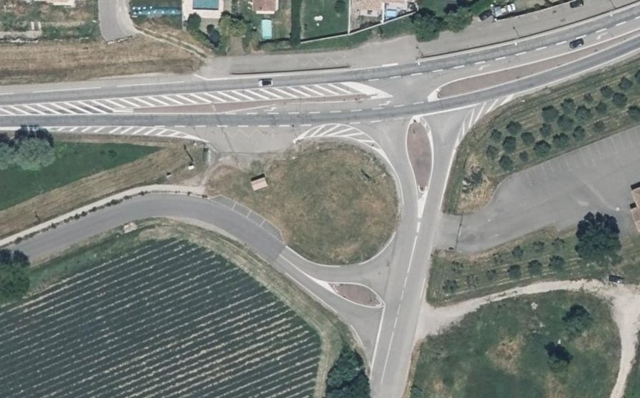 Vue aérienne du Rond-point anonyme n°1472198013