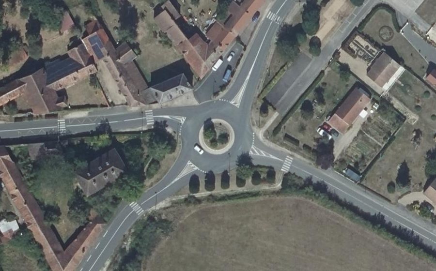 Vue aérienne du Rond-point anonyme n°147249375