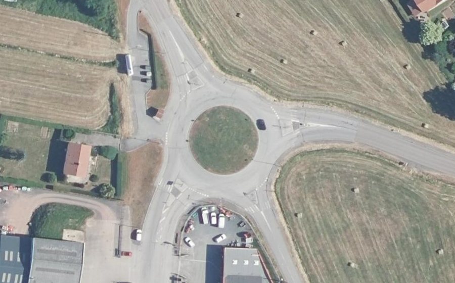 Vue aérienne du Rond-point anonyme n°147259449