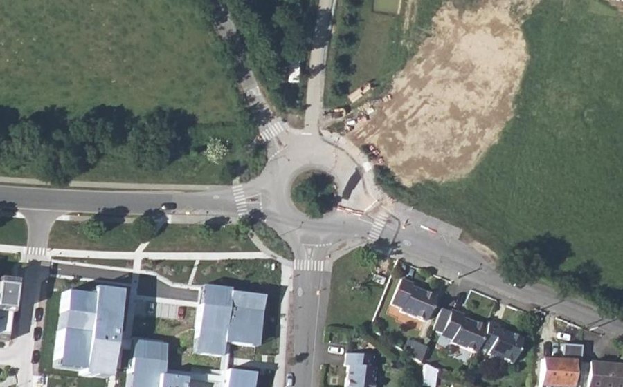 Vue aérienne du Rond-point anonyme n°147280405