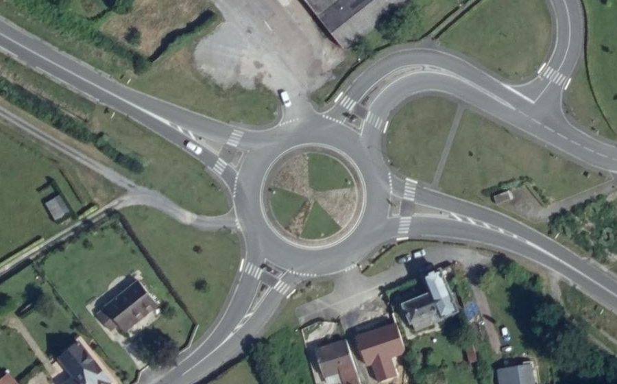 Vue aérienne du Rond-point anonyme n°147283115