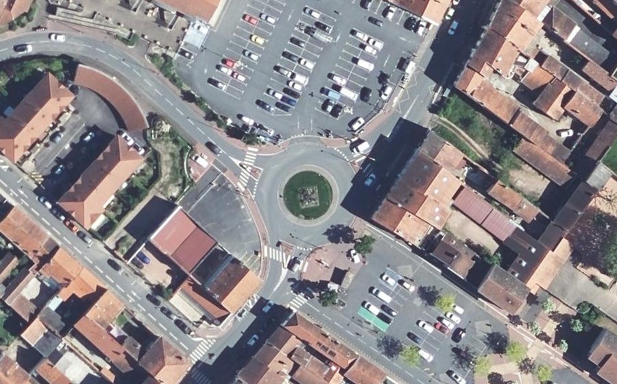 Vue aérienne du Rond-point anonyme n°147373547