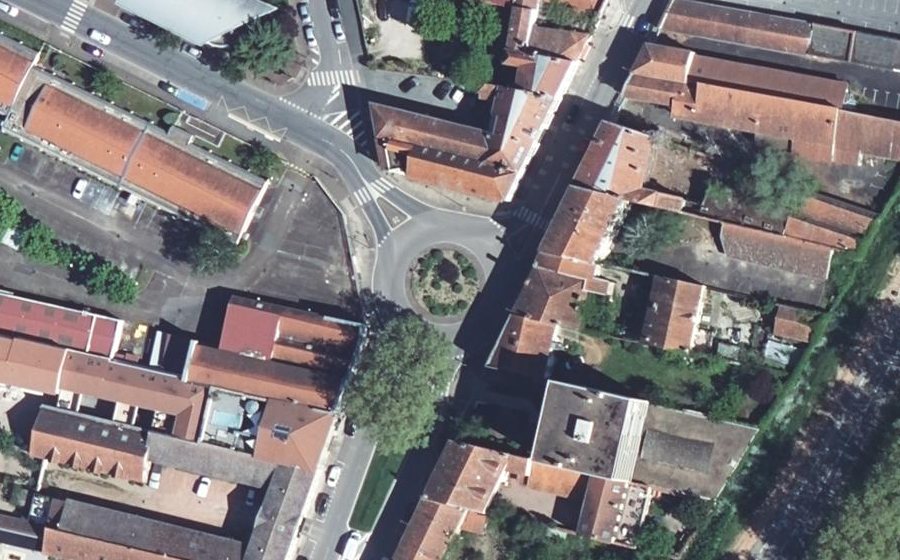 Vue aérienne du Rond-point anonyme n°147380575