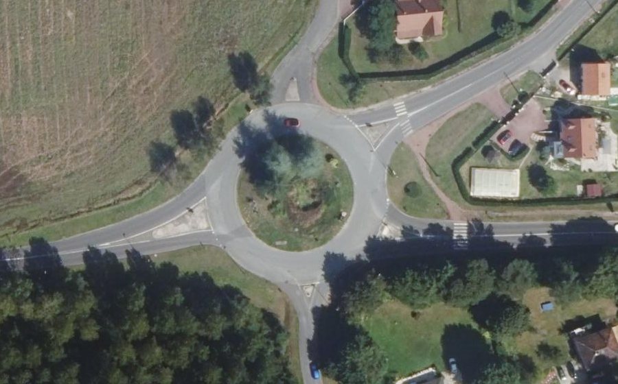 Vue aérienne du Rond-point anonyme n°147382356