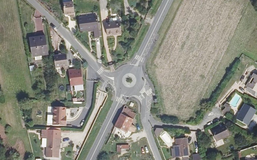 Vue aérienne du Rond-point anonyme n°147382366