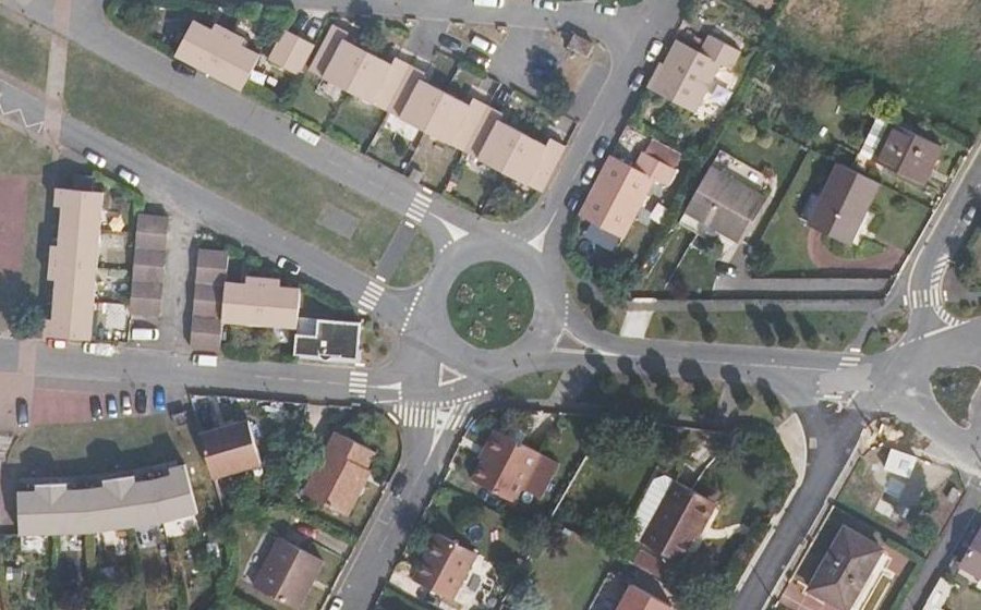 Vue aérienne du Rond-point anonyme n°147393302
