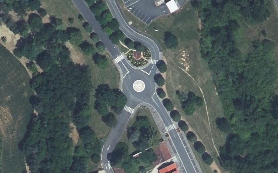 Vue aérienne du Rond-point anonyme n°147430726