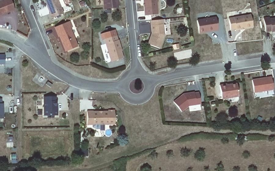 Vue aérienne du Rond-point anonyme n°1474640550