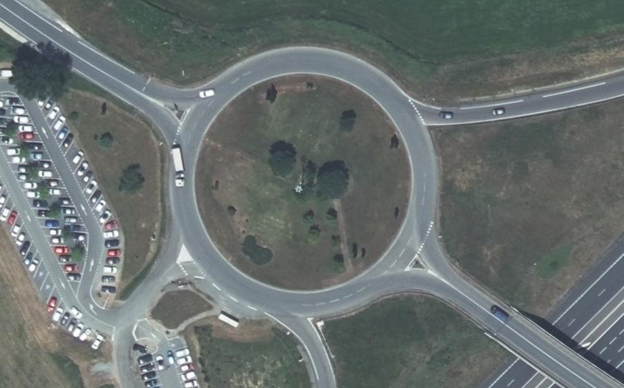 Vue aérienne du Rond-point anonyme n°147476088