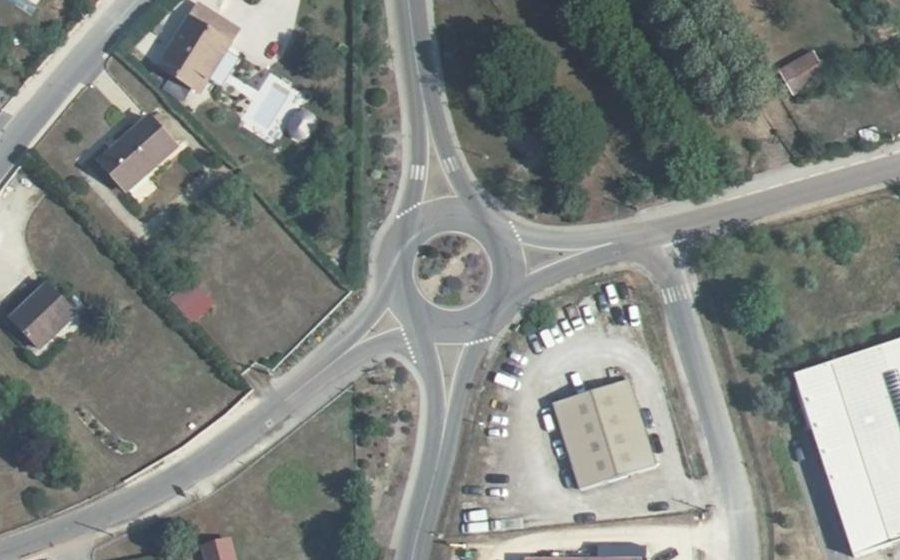 Vue aérienne du Rond-point anonyme n°147489919