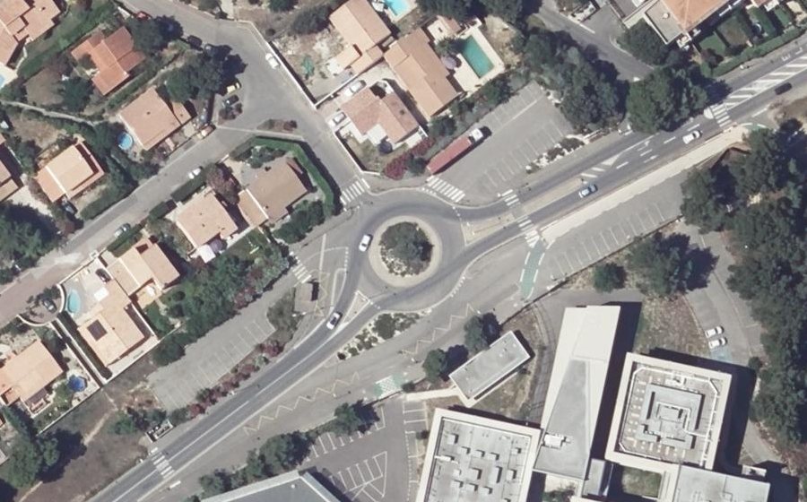 Vue aérienne du Rond-point anonyme n°147498602