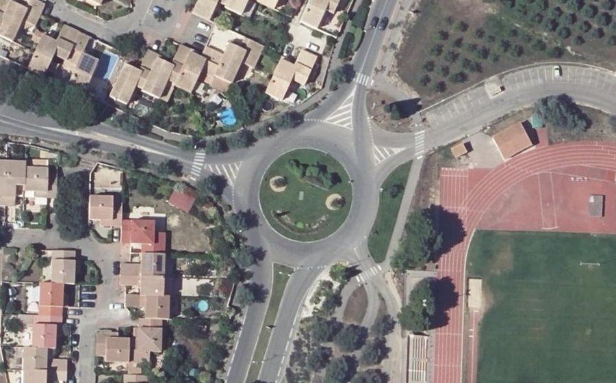 Vue aérienne du Rond-point anonyme n°147498603