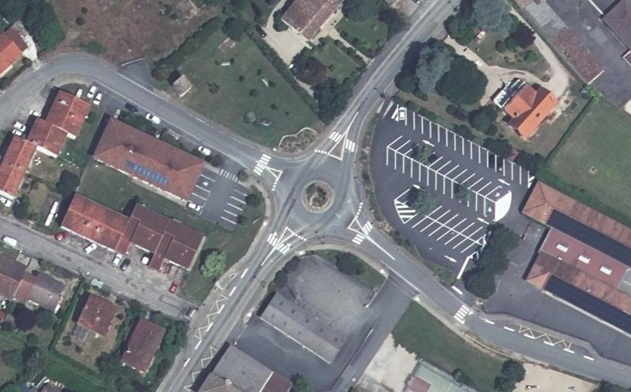 Vue aérienne du Rond-point anonyme n°147518687