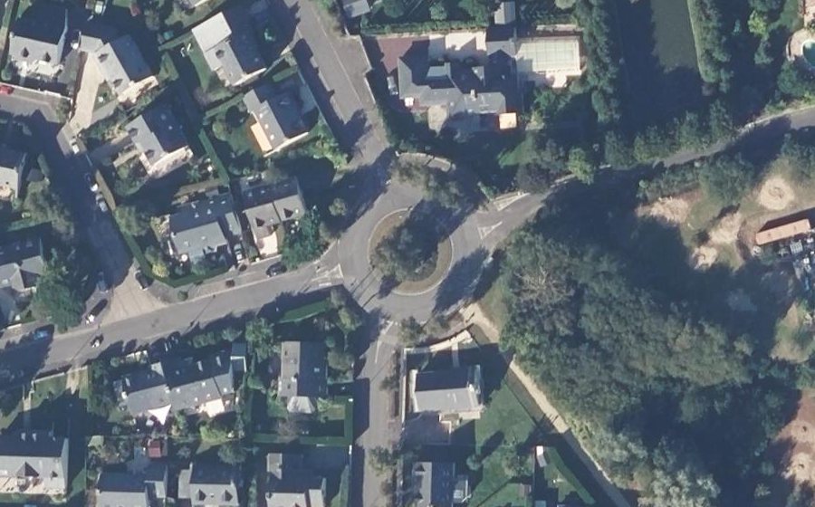 Vue aérienne du Rond-point anonyme n°147563737