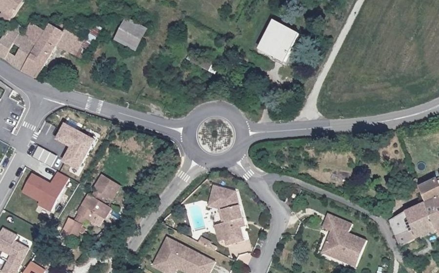 Vue aérienne du Rond-point anonyme n°147572446