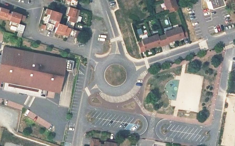 Vue aérienne du Rond-point anonyme n°147586948