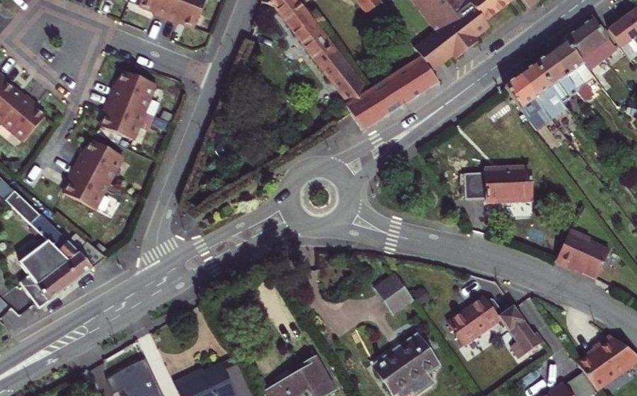 Vue aérienne du Rond-point anonyme n°147689872