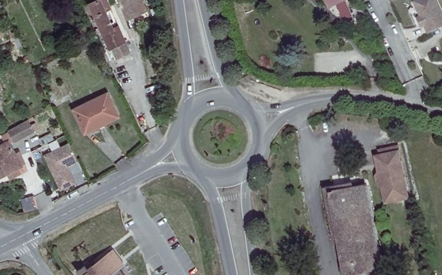 Vue aérienne du Rond-point anonyme n°147703737