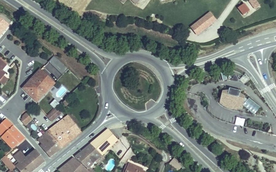 Vue aérienne du Rond-point anonyme n°147703748