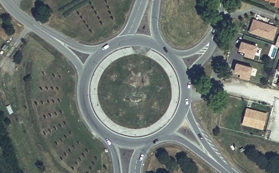 Vue aérienne du Rond-point anonyme n°147703812