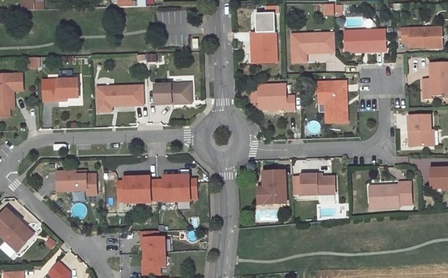 Vue aérienne du Rond-point anonyme n°147851071