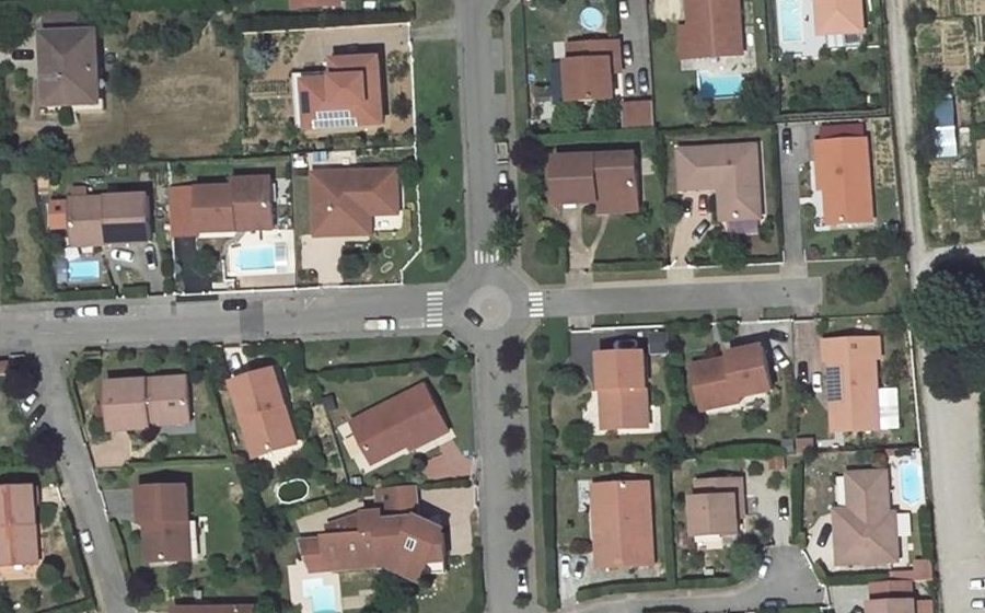 Vue aérienne du Rond-point anonyme n°147853212
