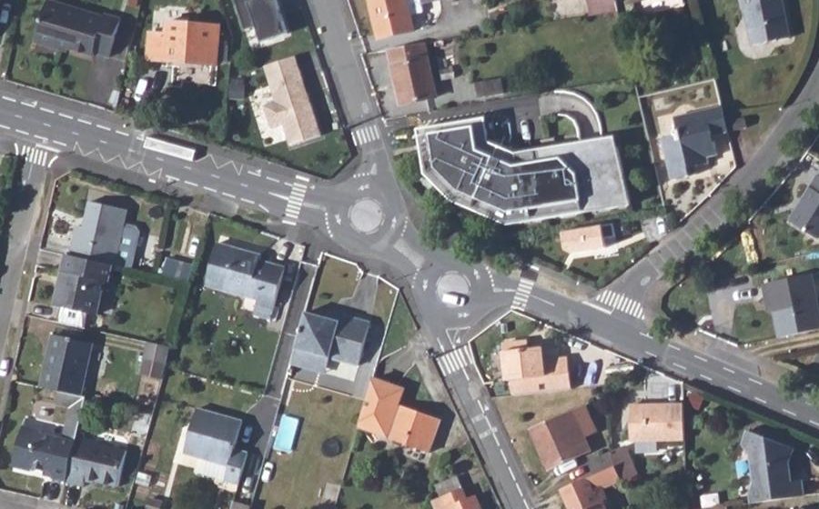 Vue aérienne du Rond-point anonyme n°147872424