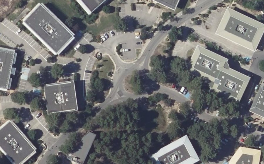 Vue aérienne du Rond-point anonyme n°147886273