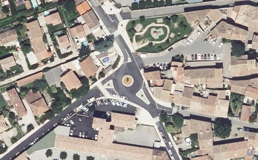 Vue aérienne du Rond-point anonyme n°147893434