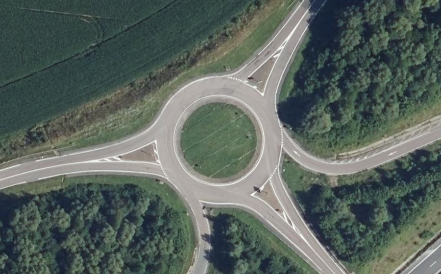 Vue aérienne du Rond-point anonyme n°147918338