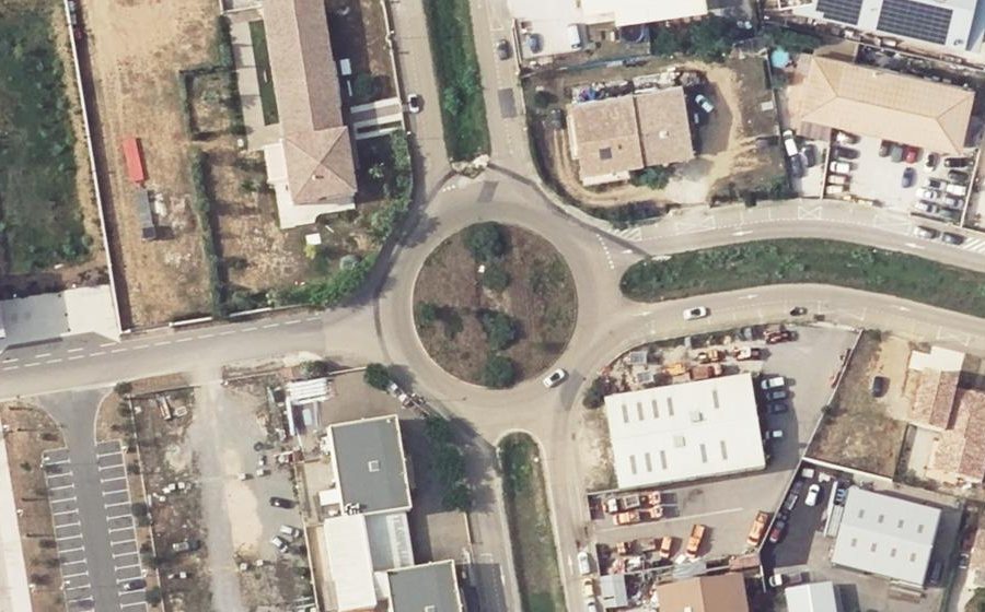 Vue aérienne du Rond-point anonyme n°147953132