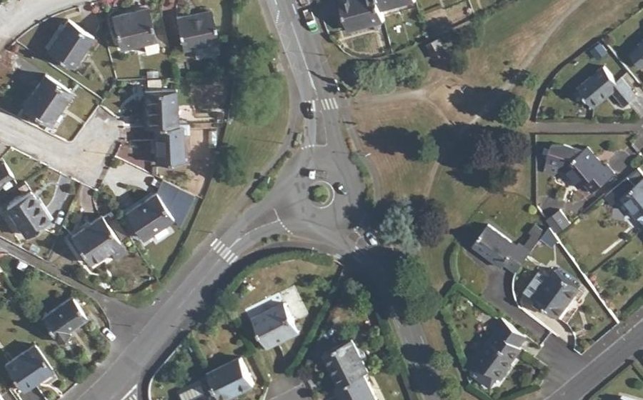 Vue aérienne du Rond-point anonyme n°147953344