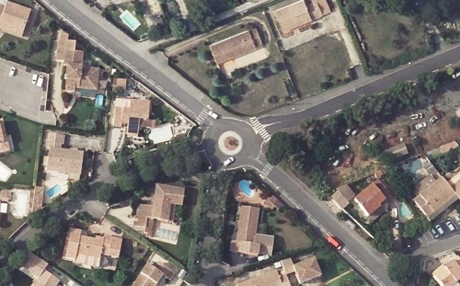 Vue aérienne du Rond-point anonyme n°147954690