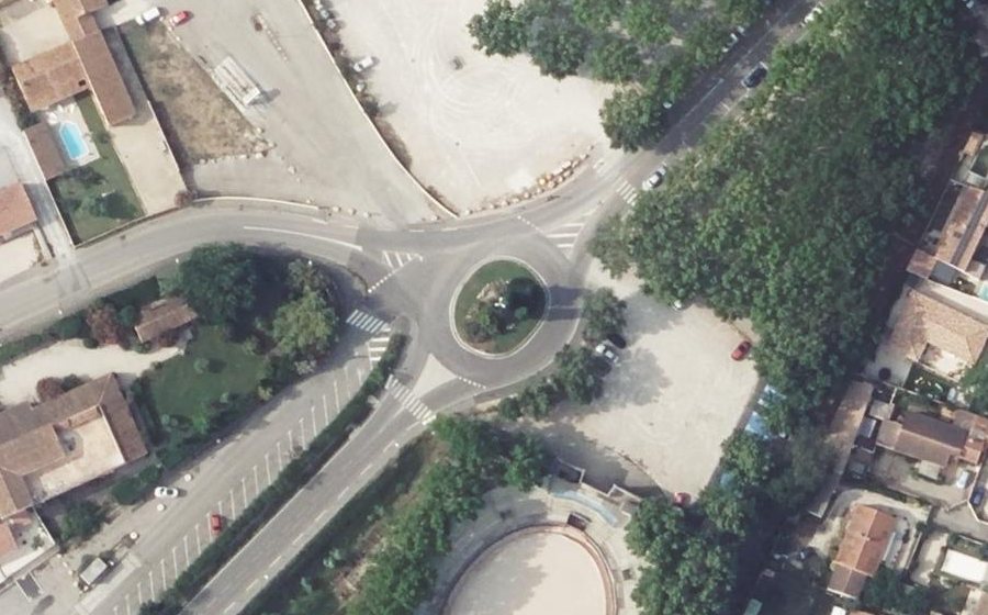 Vue aérienne du Rond-point anonyme n°147959302