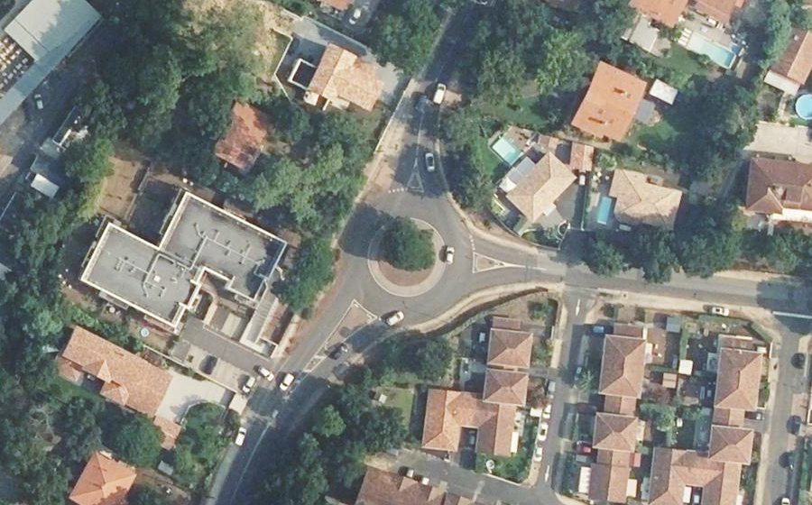 Vue aérienne du Rond-point anonyme n°147974824