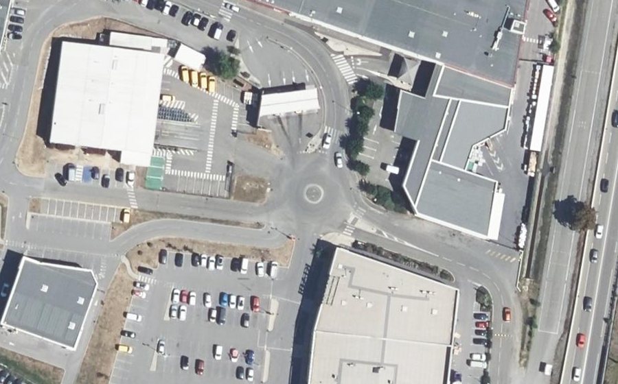 Vue aérienne du Rond-point anonyme n°147988848