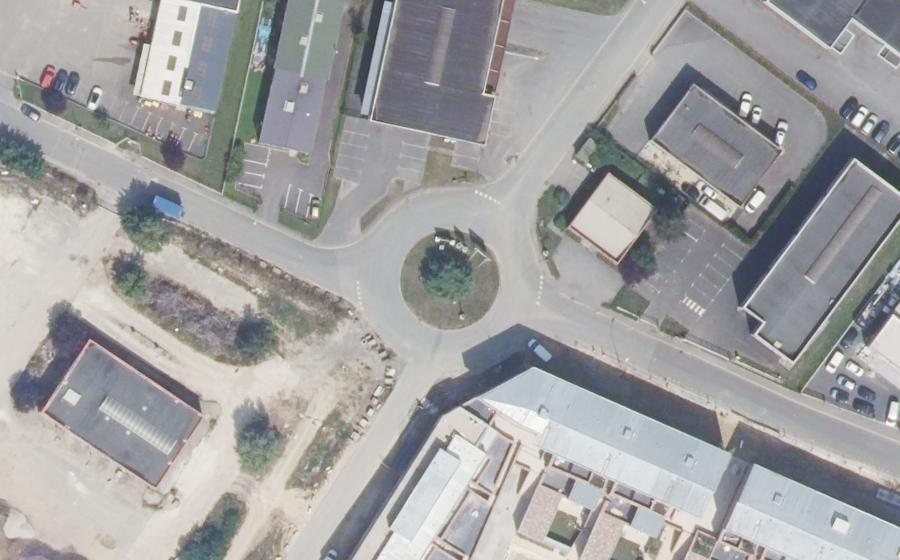 Vue aérienne du Rond-point anonyme n°147993266