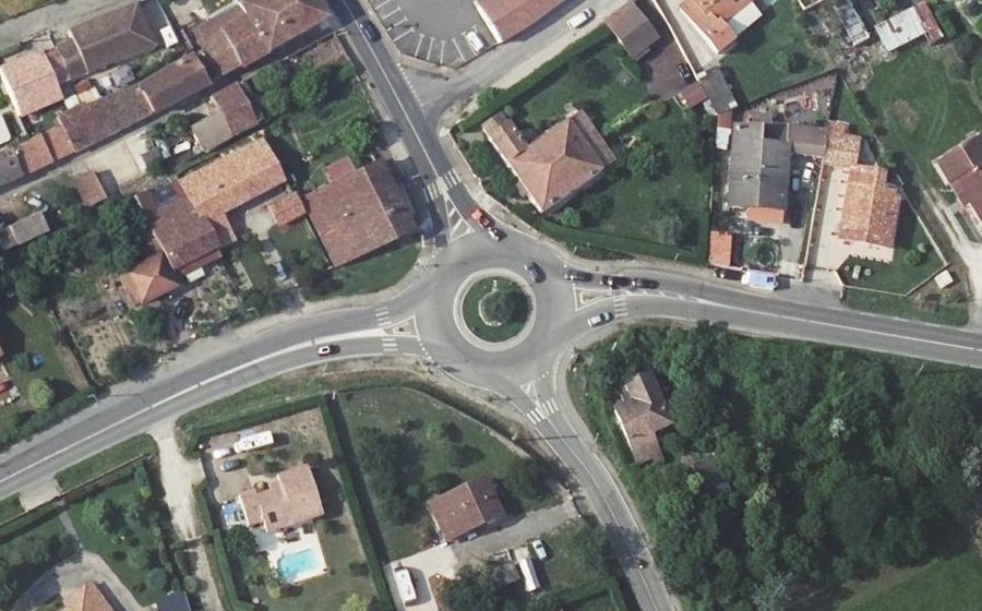 Vue aérienne du Rond-point anonyme n°147994886