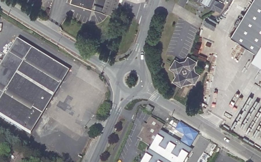Vue aérienne du Rond-point anonyme n°148029546