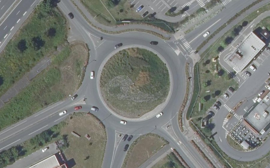 Vue aérienne du Rond-point anonyme n°148090514
