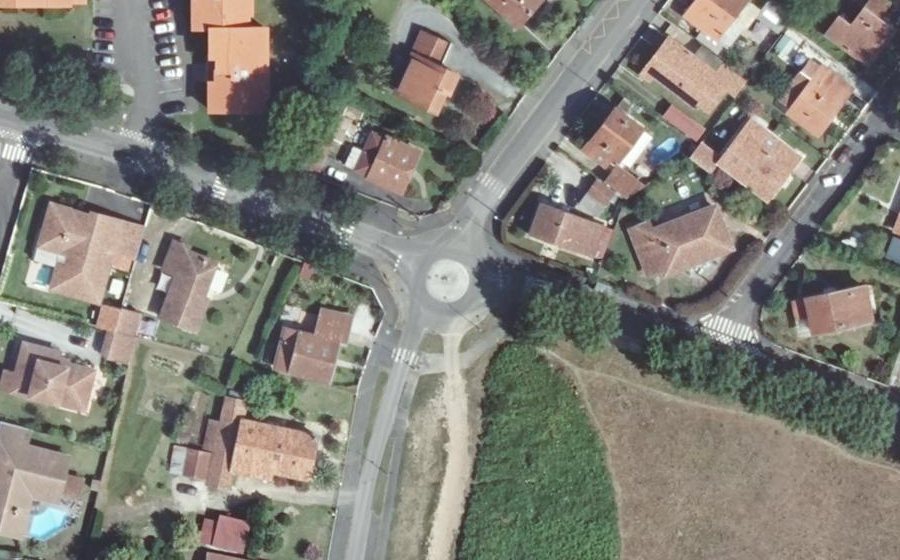 Vue aérienne du Rond-point anonyme n°148107729