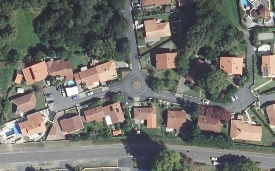 Vue aérienne du Rond-point anonyme n°148107737